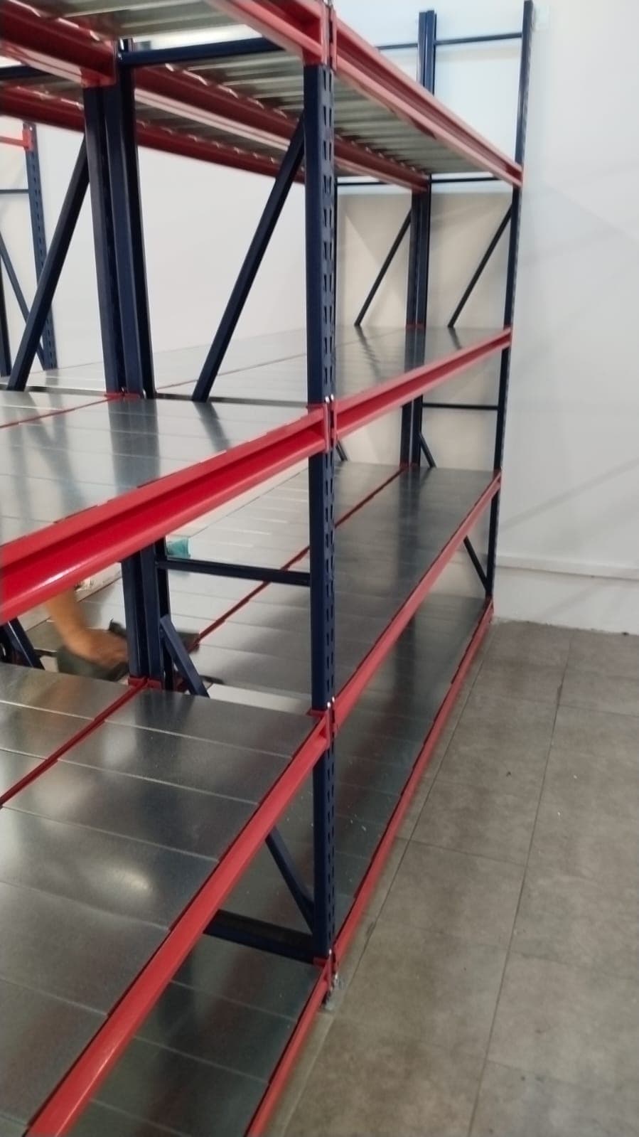 Estantería industrial de un almacén, limpia en todos sus niveles