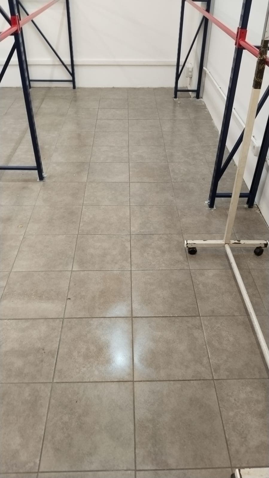Suelo de un almacén fregado, sin restos de obra ni marcas
