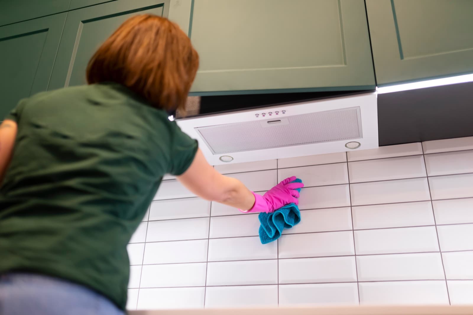 Limpieza a fondo de cocina tras vaciar una vivienda