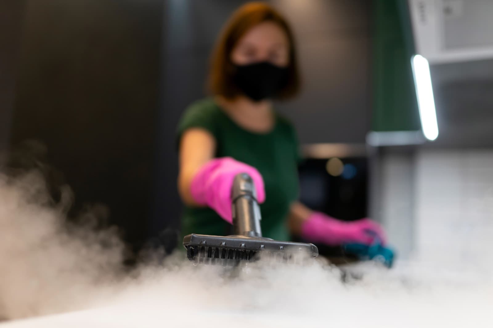 Desinfección con vapor y mascarilla de una superficie