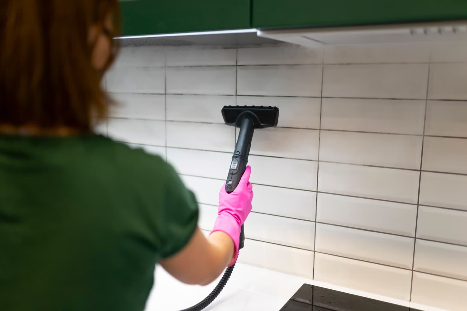 Limpieza con vapor del frontal de azulejos de una cocina