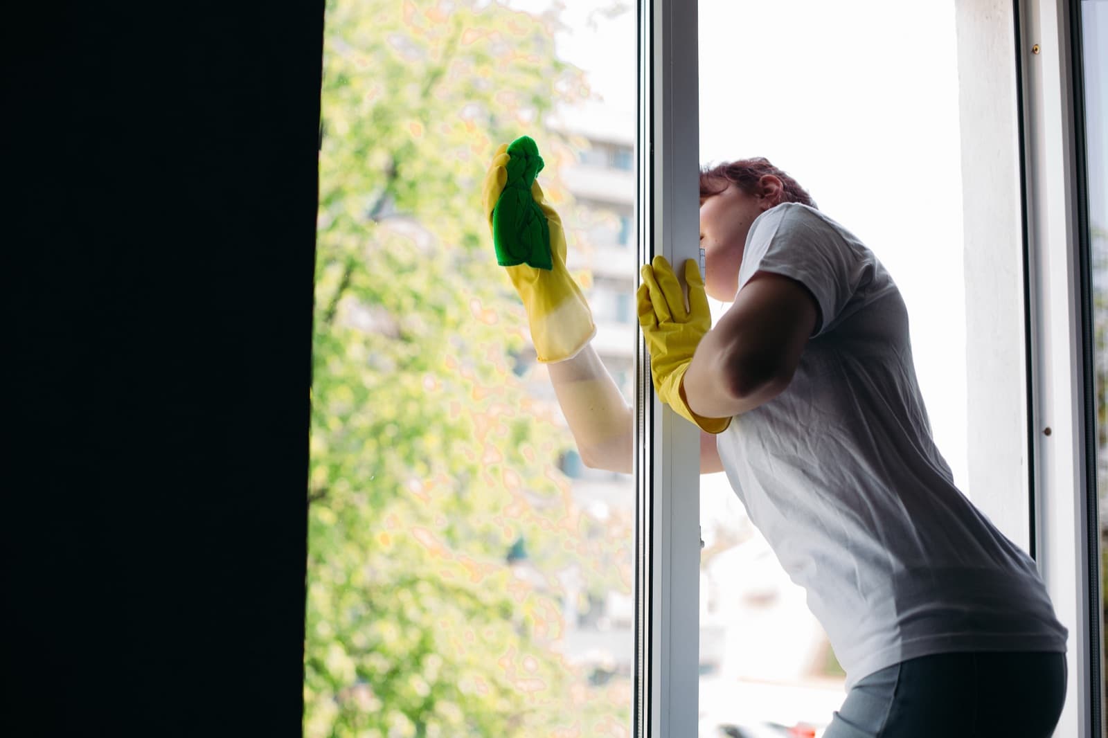 Limpieza de ventanas con guantes y bayeta de microfibra