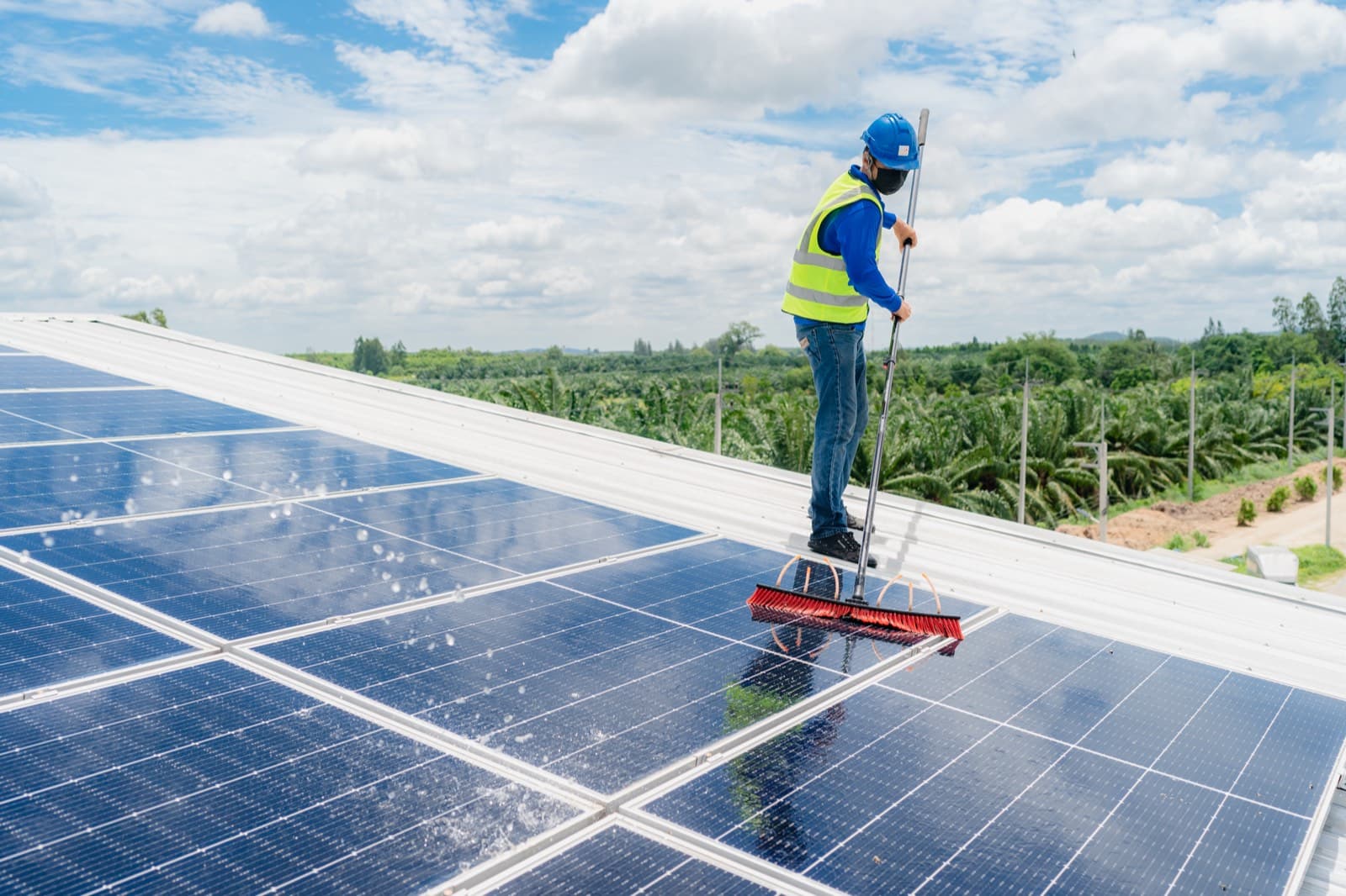 Limpieza profesional de placas solares en Mataró
