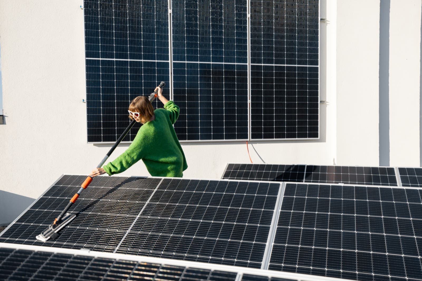 Limpieza de placas solares de autoconsumo en una vivienda