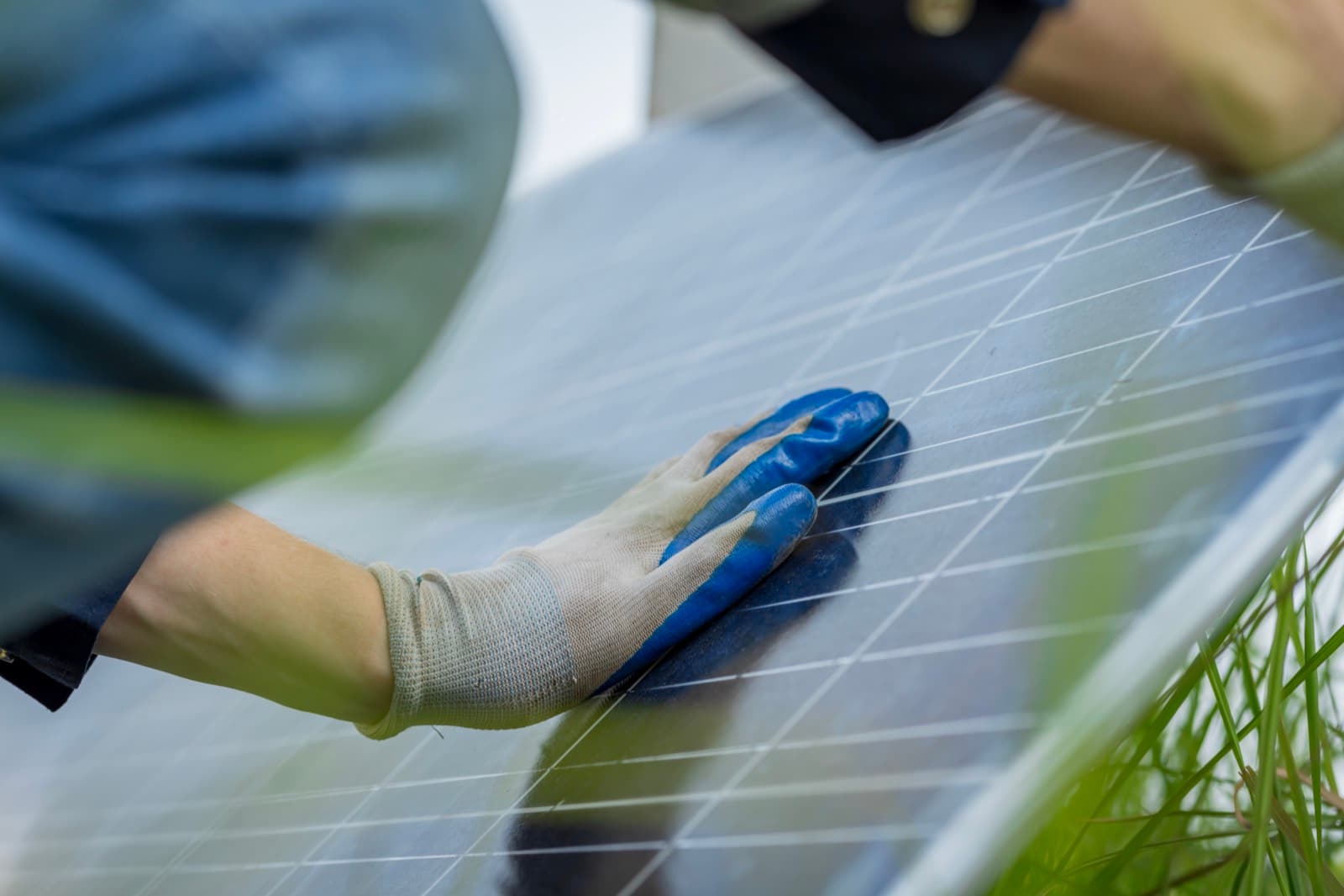 Revisión de una instalación fotovoltaica durante la limpieza
