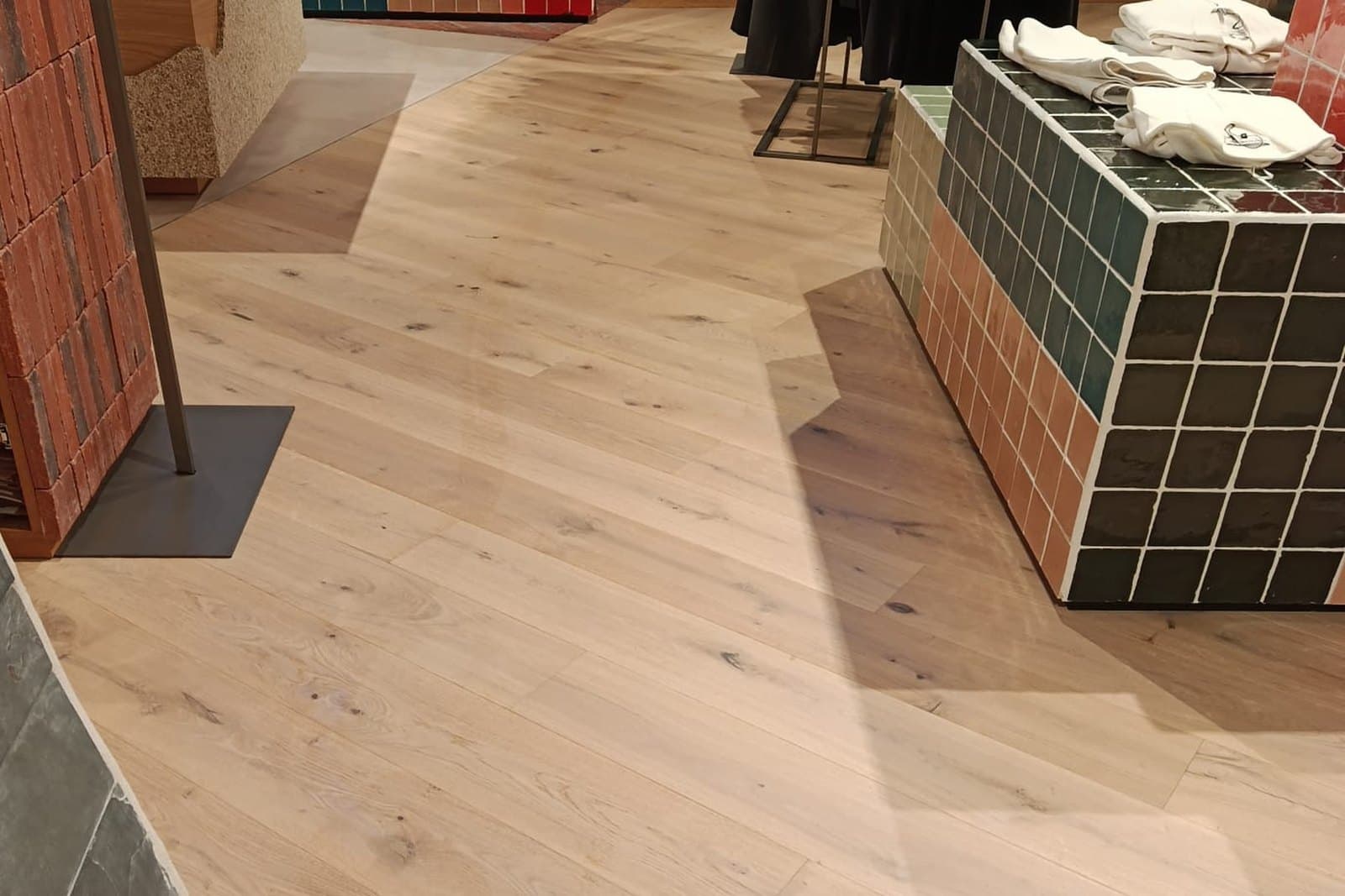 Suelo de madera de una tienda de ropa limpio en toda la sala de venta