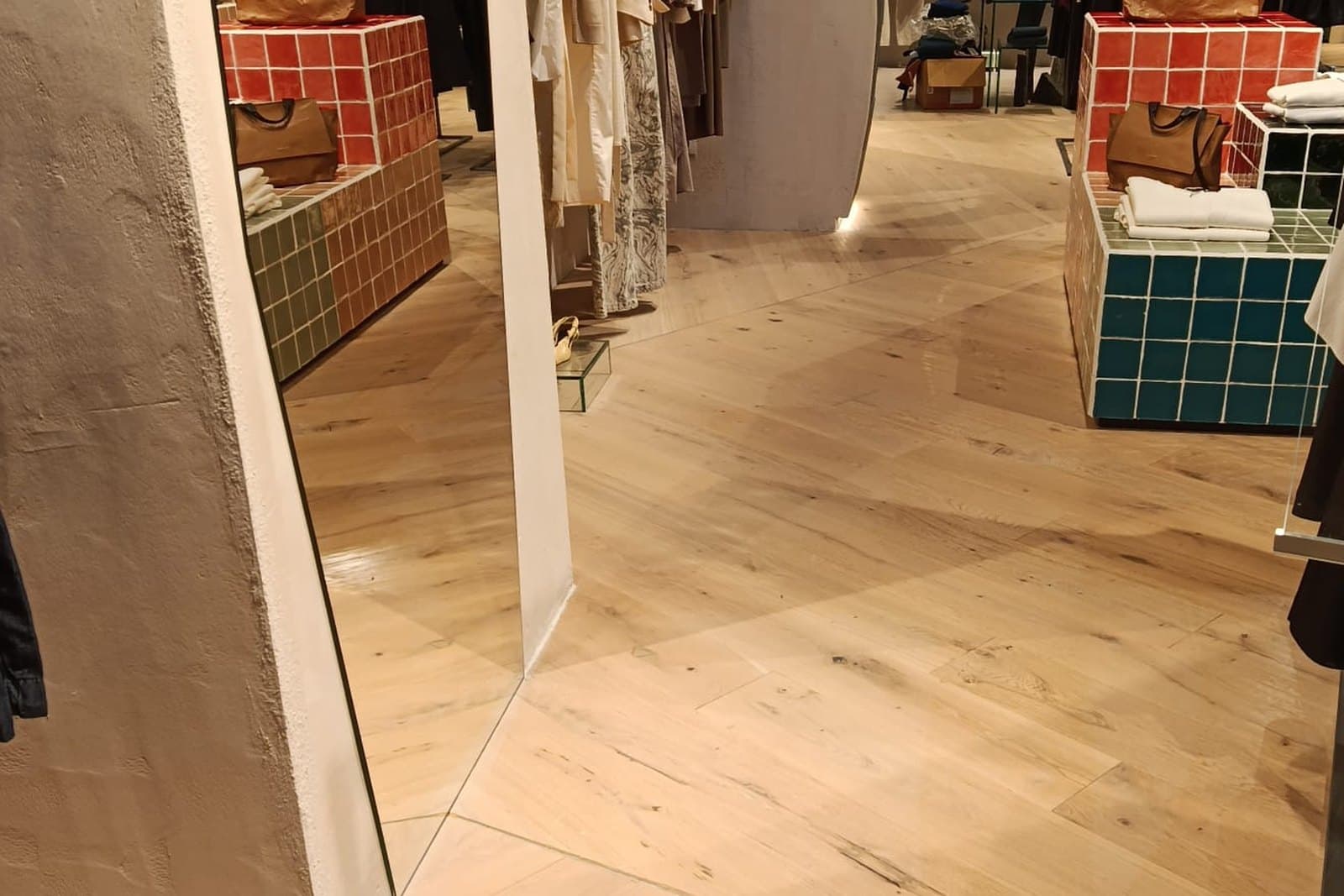 Suelo de roble en espiga de una tienda sin marcas de pisada