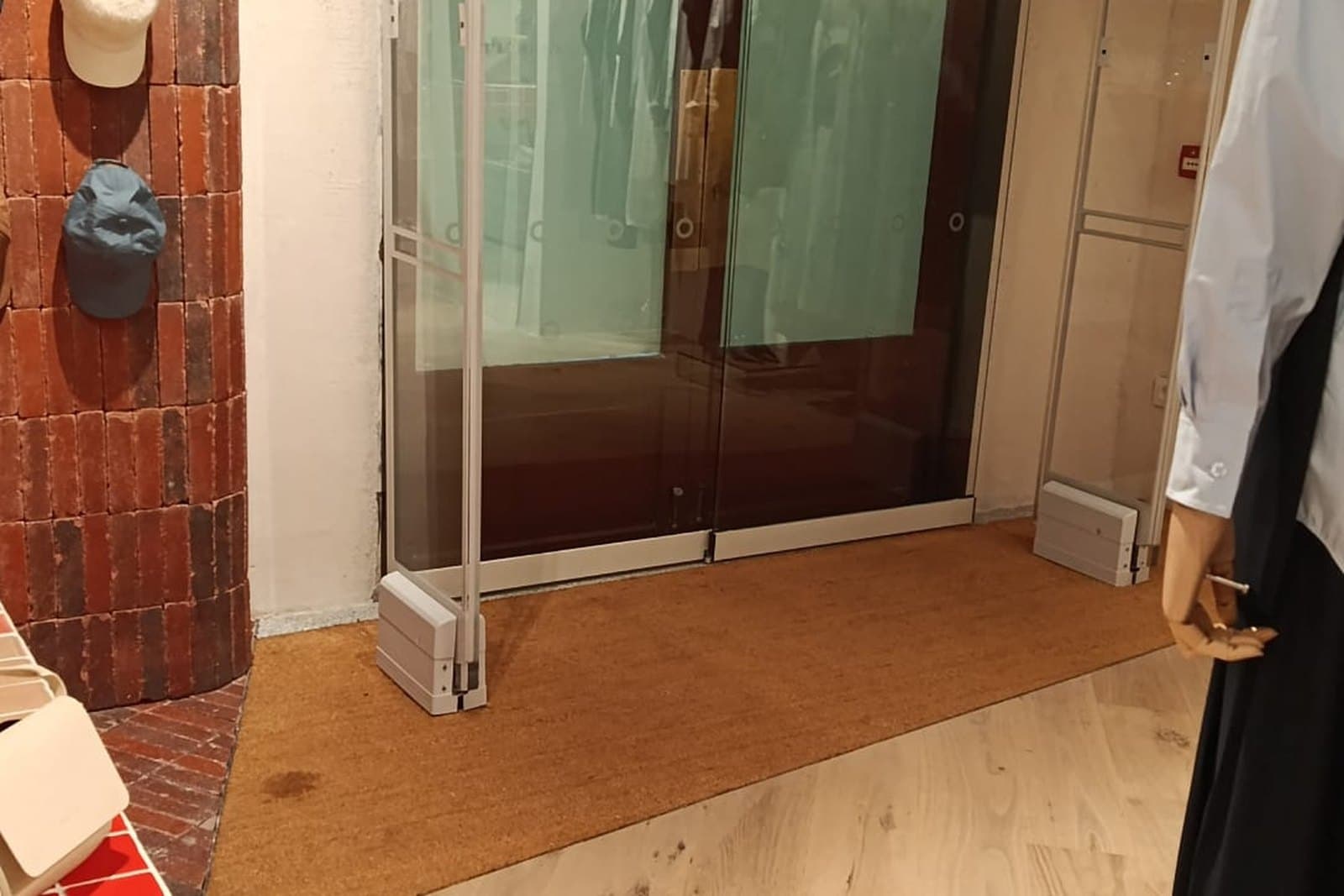 Entrada y felpudo de una tienda de ropa limpios antes de abrir