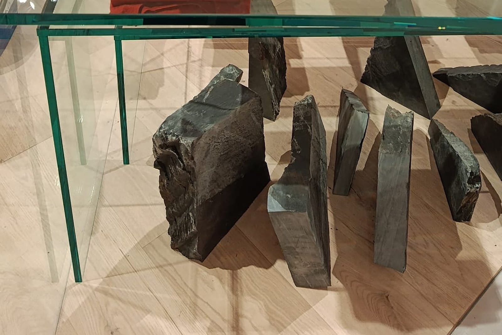 Mesa expositora de cristal de una tienda de ropa sin huellas