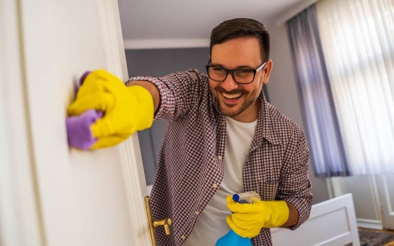 hombre limpiando su casa mataro hombre limpiando su casa mataro