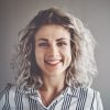 trabajadora sonriente limpieza profesional mataro trabajadora sonriente limpieza profesional mataro