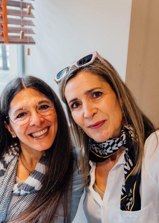 Two smiling mature women taking a selfie in a cafe Equipo profesional de limpieza en Mataró realizando servicios a domicilio